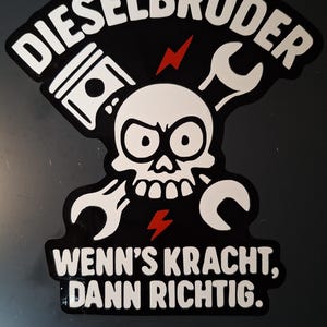 Könnte beinhalten: Schwarz-weißer Aufkleber mit dem Text "DIESELBRUDER" oben und "WENN'S KRACHT, DANN RICHTIG." unten. Der Aufkleber zeigt einen Totenkopf mit gekreuzten Schraubenschlüsseln und einem Kolben, mit roten Blitzen.
