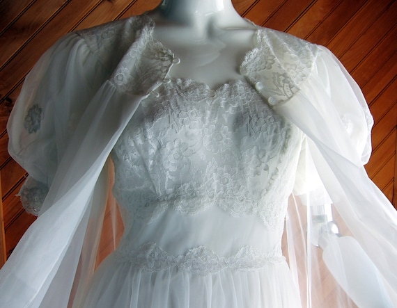 1960s White Shadowline Bridal Peignoir Set with Ch