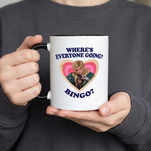 レオン・ケネディ ビンゴマグ、みんなどこ行くの？アクセントコーヒーカップ、面白いバイオハザードゲーマーギフト、ホラーゲームファン向けマグカップ 画像 3