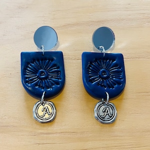 Brincos de dente-de-leão com letras da sorte - Selo de cera de prata antigo Estilo iniciais personalizadas - Argila de polímero azul-marinho - Espelho acrílico prateado