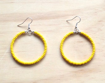 Pendientes básicos de color amarillo