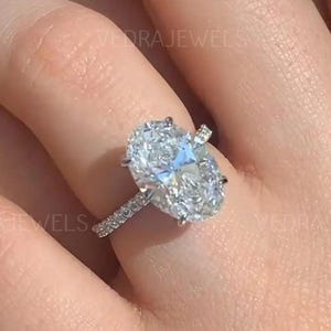 Anillo de compromiso de moissanita de corte ovalado de 3 quilates, anillo de compromiso de moissanita ovalado, anillo de propuesta con halo oculto de moissanita pavé y engaste de catedral.
