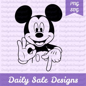 Może przedstawiać: Czarno-biała grafika Myszki Miki z tekstem "Daily Sale Designs" i "PNG SVG". Myszka Miki pokazuje znak "OK" jedną ręką i wskazuje w dół drugą. Tło jest w kolorze jasnofioletowym.