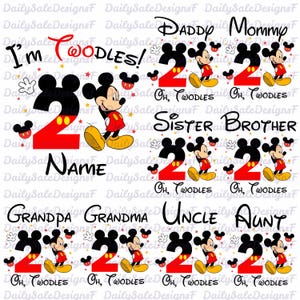 Pode incluir: Um fundo branco com vários designs temáticos do Mickey Mouse. A imagem apresenta o número "2" em vermelho e preto, ilustrações do Mickey Mouse e texto como "I'm Twoodles!", "Daddy", "Mommy", "Sister", "Brother", "Grandpa", "Grandma", "Uncle" e "Aunt".
