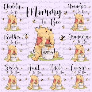 Puede incluir: Un fondo lila claro con ilustraciones de Winnie the Pooh y texto. El texto incluye "Daddy to Bee", "Mommy to Bee", "Grandpa to Bee", "Brother to Bee", "Grandma to Bee", "Sister to Bee", "Aunt to Bee", "Uncle to Bee" y "Cousin to Bee".