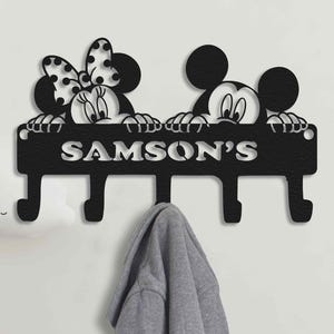カスタムディズニーミッキーディズニークラブハウスファミリーメタルキーホルダー、保育園の壁用モダンキーホルダー、玄関ルームサイン、お子様へのプレゼントに最適