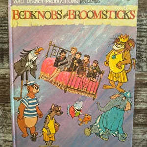 Gałki do łóżka i miotły z 1971 roku | Klasyczna dziecięca fantastyka | Książka z historiami Disneya | Retro książka dla dzieci