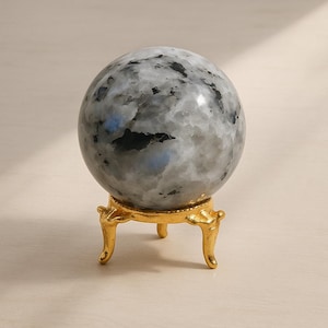 Rainbow Moonstone Crystal Sphere 46 mm - Natürliche auffällige Mondsteinkugel mit Goldständer | Heilstein für Frieden & Intuition