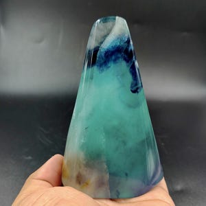 Premium-Neonfluorit-Kristallturm 105 mm | Natürlicher blaugrüner Fluorit in Freiform | Polierte Fluoritspitze | Kristall-Wohnaccessoire | Geschenk