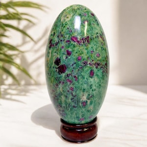 Stor rubin i fuchsit Shiva kristall lingam 190 mm | UV-reaktiv ädelsten Shiva lingam med trästativ | Läkande kristallaltardekoration gåva