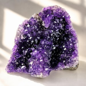 Natuurlijke Uruguayaanse amethistgeode met clusterslijping en basis van 113 mm | AAA paarse kristalgrot | Amethistkathedraalgeode | Decoratie met helende kwarts