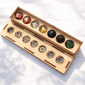 Conjunto de Geometria Sagrada dos Sete Chakras com Caixa de Madeira | Conjunto de Cristais dos 7 Sólidos Platônicos | Ferramentas para Meditação e Grade Energética