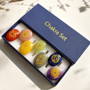 Sju chakra Reiki Healing Set med presentask | 7 chakra ovala palmstenar | Reiki balanserande kristaller | Meditation andlig välbefinnande gåva