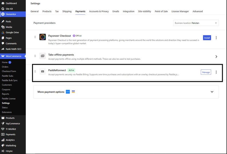 以下が含まれることがあります： WooCommerceの支払い設定画面を示すデジタルインターフェース。PaddleKonnectの行が強調表示されています。画面にはPayoneer CheckoutやTake offline paymentsなどの支払いプロバイダーオプションが表示されており、管理ボタンが確認できます。