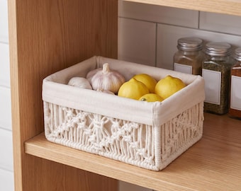 Cesto organizador trançado com design em macramê, estilo boho, ideal para prateleira de banheiro, decoração de sala de estar e presente.
