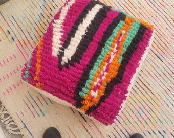 Puf Boujaad de lana hecho a mano – Otomano marroquí colorido (60 x 60 x 20 cm)