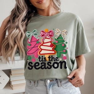 Puede incluir: Un juego de tres tazas de cerámica con un acabado mate moteado. Las tazas son en tonos azul, verde y blanco. Cada taza tiene un asa redondeada y un borde ligeramente ensanchado. Las tazas están apiladas.