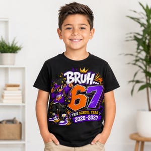 Peut inclure: Un t-shirt noir à manches courtes avec un graphisme représentant un personnage de dessin animé portant des lunettes de soleil et une casquette, le texte "BRUH..." au-dessus d'un grand "67" orange et violet, et "THIS SCHOOL YEAR 2026-2027".