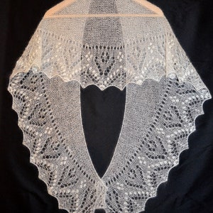 Dreieckstuch mit muster &quot;&quot;Tal der Blumen&quot;&quot;.&quot; Handgestrickte Lace Schal, Wrap, Schal. Ursprünglicher Entwurf. PDF herunterladbares Muster. Nur DEU