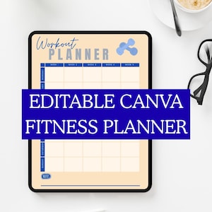 Peut inclure: Une tablette numérique affichant un modèle de planificateur d'entraînement avec un fond beige clair, des lignes de grille bleues et le texte Workout PLANNER. Une bannière bleue au centre indique EDITABLE CANVA FITNESS PLANNER en lettres blanches.