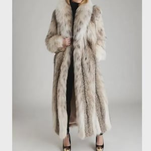 Könnte beinhalten: Ein rustikales Holzschild mit dem Text "Welcome to our home" in weißen Buchstaben. Das Schild hat eine Used-Optik und ein schlichtes, einladendes Design, perfekt für eine Veranda oder einen Eingangsbereich.