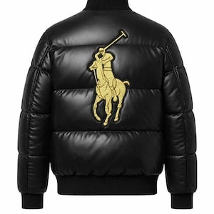Puede incluir: Chaqueta acolchada negra con cuello, puños y dobladillo de canalé. Presenta un gran logotipo dorado bordado de un jugador de polo a caballo en la espalda. La chaqueta tiene un diseño acolchado.