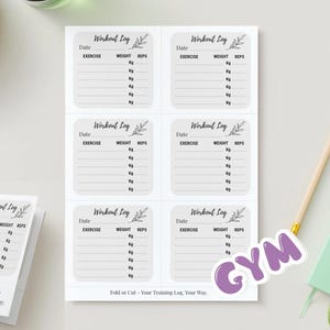 Può includere: Fogli di registro degli allenamenti dal design minimalista. Ogni foglio ha spazi per data, esercizio, peso (in kg) e ripetizioni. Il testo "Workout Log" è in alto, con un accento floreale. Sono visibili anche una matita, un taccuino e un portachiavi.