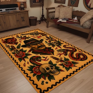 Può includere: Un tappeto rettangolare con sfondo giallo e bordo nero ondulato. Il tappeto presenta un design tradizionale da tatuaggio con un uomo con cappello, un teschio, serpenti, rose, una pistola e un pugnale. Il tappeto è posato su un pavimento in legno chiaro.