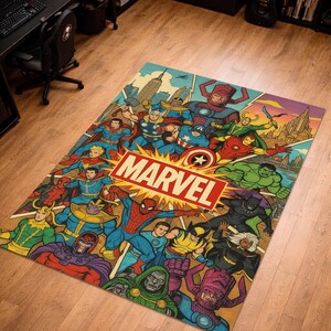 以下が含まれることがあります： マーベルをテーマにした長方形のラグで、コミックのキャラクターのコラージュが特徴です。 スパイダーマン、キャプテンアメリカ、ウルヴァリンなどのヒーローが登場し、マーベルのロゴが大きく表示されています。 配色は青、赤、黄色です。