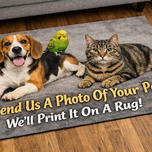 Puede incluir: Una alfombra rectangular gris con un beagle, un gato atigrado y un periquito verde. El texto "Send Us A Photo Of Your Pet! We'll Print It On A Rug!" está impreso en amarillo y blanco.