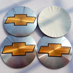 Juego de 4 pegatinas plateadas para centro de rueda de 56 mm con el logotipo de Chevy.