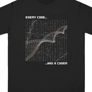 Könnte beinhalten: Schwarzes T-Shirt mit weißem Grafikdesign, das eine DNA-ähnliche Struktur und Binärcode zeigt. Der Text lautet: "EVERY CODE... ..HAS A CODER".