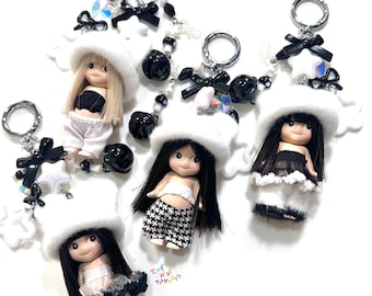 Llavero personalizado con dijes negros de Sonny Angel y cuentas.