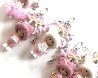 Llavero con cuentas y dije para bolso con forma de gorro rosa y blanco de Sonny Angel