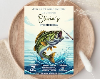 Puede incluir: Una invitación para el 8º cumpleaños de Olivia, con una ilustración de un pez lubina saltando. La invitación incluye el texto "Join us for some reel fun!" y los detalles del evento: 28 de noviembre, viernes, de 15:00 a 17:00 horas, en Olivia's House, 123 Main Street, Austin TX 2781.