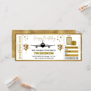 Puede incluir: Un diseño de tarjeta de embarque de cumpleaños dorada y blanca con las palabras "Feliz Cumpleaños" y "¡Prepara tus maletas! Vas a escribir el destino". Incluye un avión y equipaje.