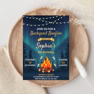Könnte beinhalten: Eine Party-Einladung mit dem Thema Lagerfeuer im Garten. Die Einladung zeigt einen dunkelblauen Hintergrund mit einer Lagerfeuergrafik, Lichterketten und dem Text "Feiern Sie mit uns ein Lagerfeuer im Garten zum 8. Geburtstag von Sophia."