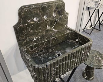 Lavabo de mármol verde tallado a mano: laterales acanalados, montaje en pared.