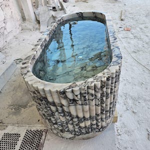 Handgjort badkar i Calacatta Viola-marmor: Natursten