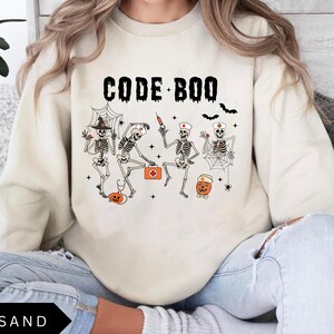 Divertente maglietta da infermiera per Halloween per la stagione spettrale: Comfort Colors Code Boo Halloween Skeleton Shirt
