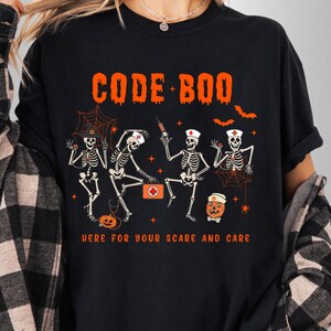 Rolig Halloween-sjuksköterska för den läskiga säsongen: Comfort Colors Code Boo Halloween-skelettskjorta