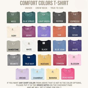 K&ouml;nnte beinhalten: Eine &Uuml;bersicht &uuml;ber Comfort Colors T-Shirts in verschiedenen Farben, darunter Moss, Blue Spruce und Espresso. Der Text oben lautet "COMFORT COLORS T-SHIRT" und "UNISEX CREW NECK TRUE TO SIZE". Bestellhinweise sind unten angegeben.