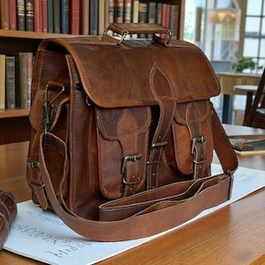 Gepersonaliseerde bruine leren laptoptas | Geitenleren messengertas voor heren | Werk- en reiscadeau
