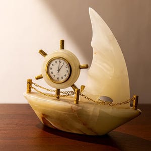 7&quot; x 7&quot; x 2,4&quot; (18 x 18 x 6 cm) Handcrafted Marble Sailboat Clock – Nautical Desk Ornament, Mini Stone Boat with Vintage Clock