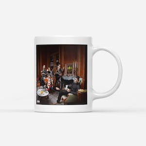 Puede incluir: Taza de cerámica blanca con una imagen colorida de un grupo de personas en una habitación. La imagen incluye un cuadro enmarcado con la palabra "ONCE" y una persona sentada en una silla.