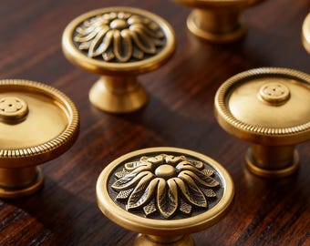 Perillas de latón envejecido con diseño floral: herrajes para tocador Art Nouveau