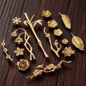 以下が含まれることがあります： 金色の装飾用金具のコレクション。花、葉、竹のデザインが含まれています。 金具は濃い木材の表面に配置されており、家の装飾やクラフトプロジェクトに適したさまざまな形とサイズを示しています。