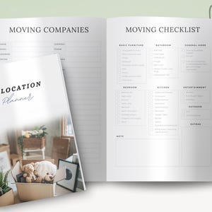 Può includere: Un taccuino Relocation Planner con una lista di controllo trasloco e una sezione sulle aziende di trasloco. La copertina presenta il testo "Relocation Planner" e un'immagine di scatole e un orsacchiotto. Le pagine aperte mostrano una lista di controllo.