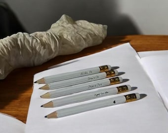 50 minilápices para despedida de soltera con goma de borrar – Lápices blancos de 10 cm (4 pulgadas) preafilados con la inscripción "Miss to Mrs" para juegos de boda y recuerdos de fiesta.