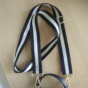 Correa de repuesto ancha y ajustable para bolso cruzado: cómoda correa de lona con herrajes dorados para bolsos de hombro o de mano. Black and white
